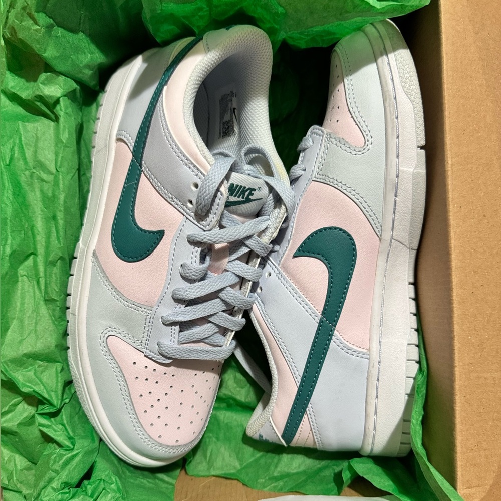 🔥Nike Women’s Low Dunk Sneakers with Teal & Pink Accent. Size 7.5  Like New 🔥